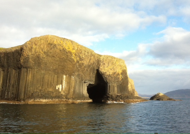 Fingal's Cave auf Staffa, Fingal's Cave, Staffa, Basking Shark Scotland, Großbritannien, Schottland