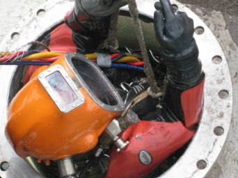 Berufstaucher bei der Arbeit in einem Faulturm