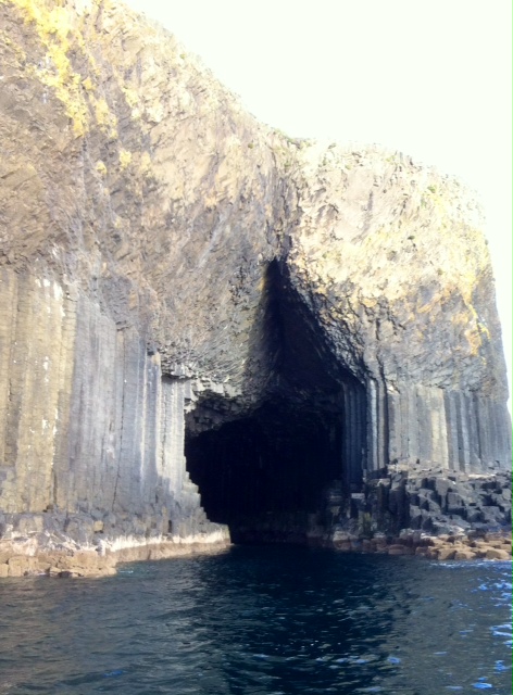Fingal's Cave Eingang, Fingal's Cave, Staffa, Basking Shark Scotland, Großbritannien, Schottland