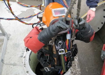 Berufstaucher bei der Arbeit in einem Faulturm