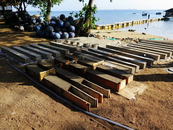 Die Bauteile des künstlichen Riffes werden am Strand vorgefertigt.
