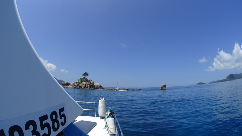 Ave Maria Divespot (Insel) mit Boot Twinspirit links im Vordergrund, Trek Divers, La Digue, Seychellen