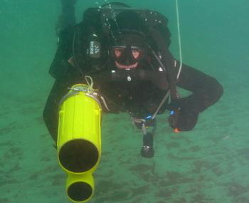 Minentaucher (SEKM) mit Handsonar Suchgerät