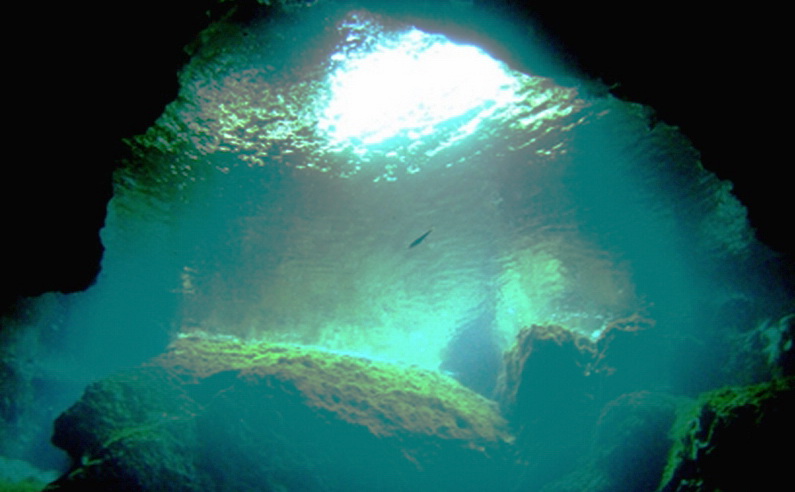 Qawra Cave bei Tauchplatz Qawra Reef, Qawra Reef, Malta, Malta - Hauptinsel