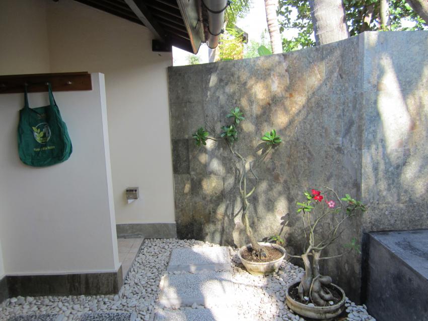 Bad / WC mit Kiesboden, Northbali Divecenter, Penyabangan, Bali, Indonesien, Bali