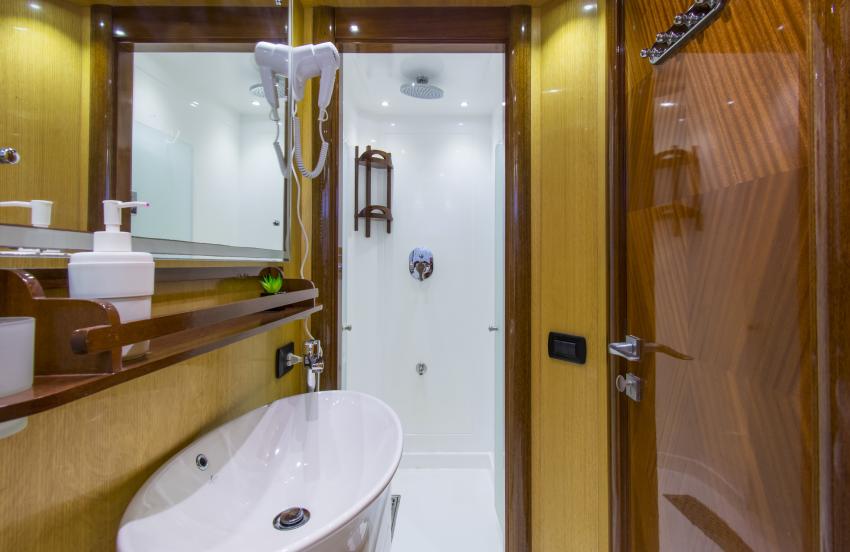 M/Y Golden Dolphin IV_Bathroom_lower deck, #egypt #ägypten #redsea #rotesmeer #egyptredsea #ägyptenrotesmeer #liveaboard #tauchsafari #tauchboot #tauchschiff #tauchtour #goldendolphinsafari #tauchplatz #goldendolphiniv #goldendolphin4 #bathroomlowerdeck, M/Y Golden Dolphin IV, Ägypten, Hurghada