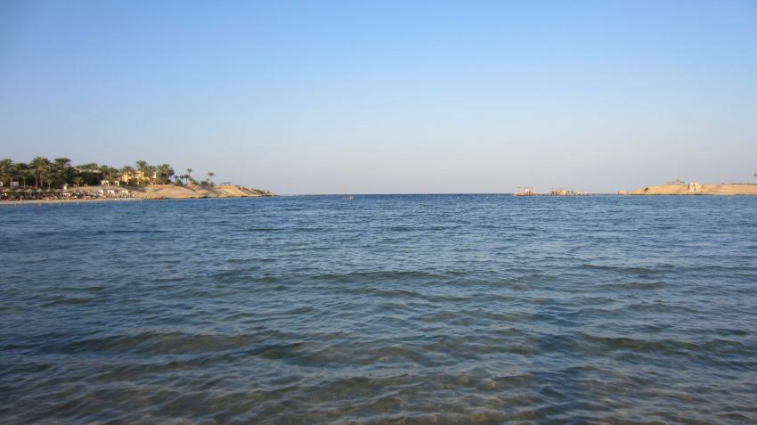 Die Bucht von Coraya Beach, (links Nordseite, rechts Südseite Hausriff), Coraya Divers, Coraya Beach, Marsa Alam, Ägypten, Marsa Alam und südlich