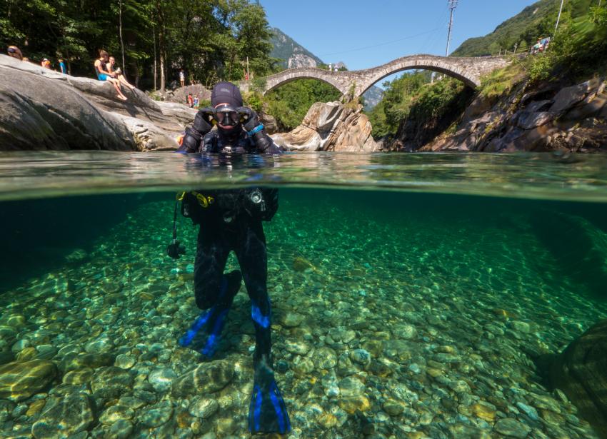 Verzasca Römerbrücke und Posse, Verzasca,Kanton Tessin (Flusstauchen),Schweiz