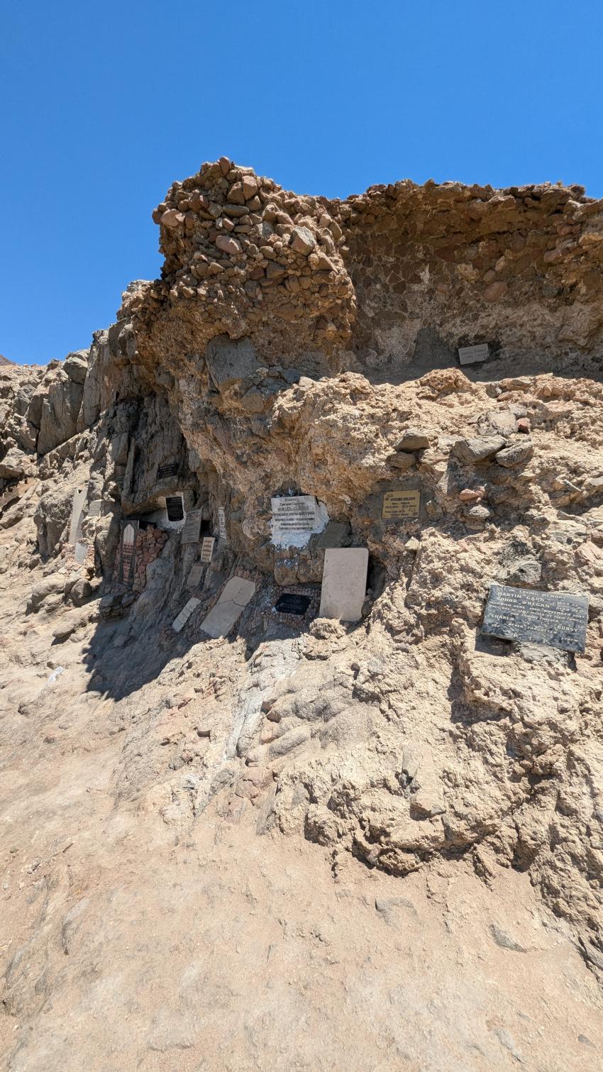 Die Memorial Wand mit den Namen der verstorbenen Taucher, Blue Hole (Dahab), Ägypten