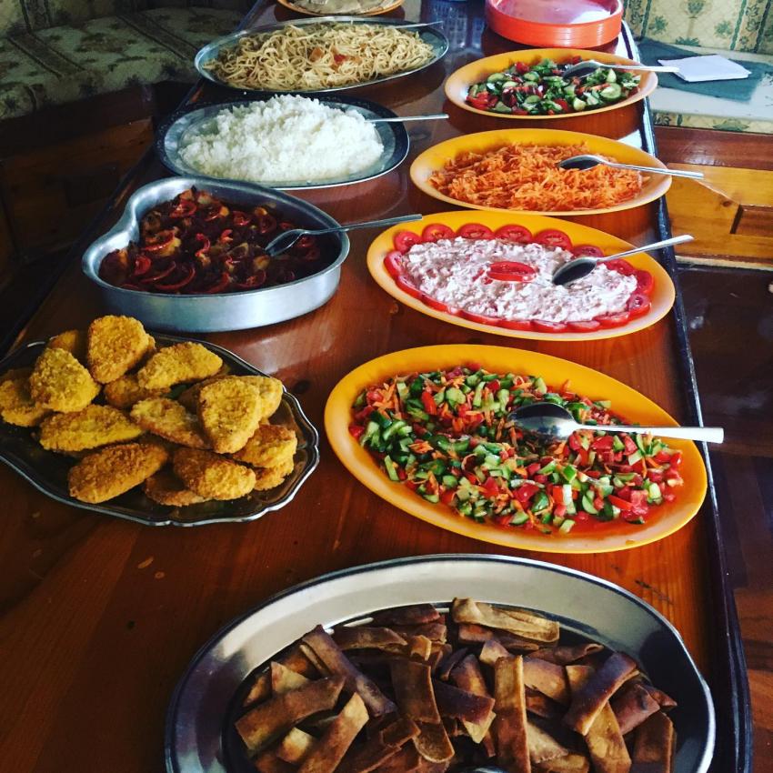 Mittagsbuffet auf dem Tauchboot der Volkert 1, Tauchboot Tauchen Ägypten, Volkert Touristik, Ägypten