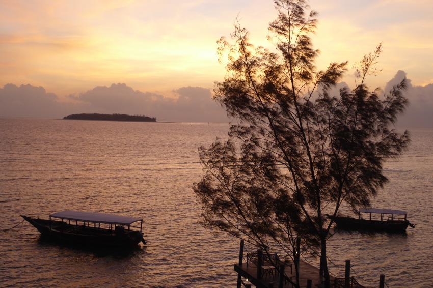 Tauchboote vor der Lodge mit Mnemba Atoll, Dive Point Zanzibar, Tansania