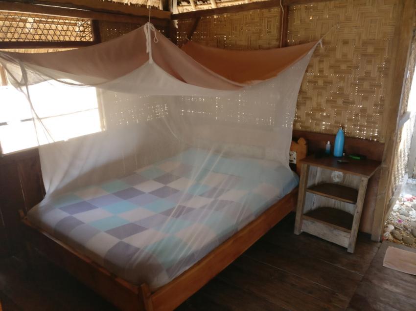 Bett im Standard Bungalow, La-petite-Kepa, Alor, Indonesien, Allgemein