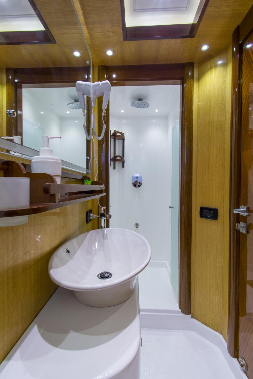 M/Y Golden Dolphin IV_Bathroom_upper deck, #egypt #ägypten #redsea #rotesmeer #egyptredsea #ägyptenrotesmeer #liveaboard #tauchsafari #tauchboot #tauchschiff #tauchtour #goldendolphinsafari #tauchplatz #goldendolphiniv #goldendolphin4 #bathroomupperdeck, M/Y Golden Dolphin IV, Ägypten, Hurghada