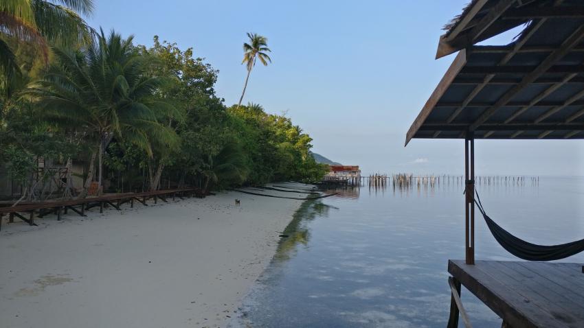 Am Strand vor dem Restaurant am Morgen, Yenkoranu Homestay+Diving, Indonesien, Allgemein