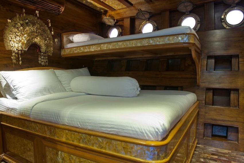 2) DELUXE CABIN MIT EXTRA BED, KLM Mantamae, Indonesien, Allgemein
