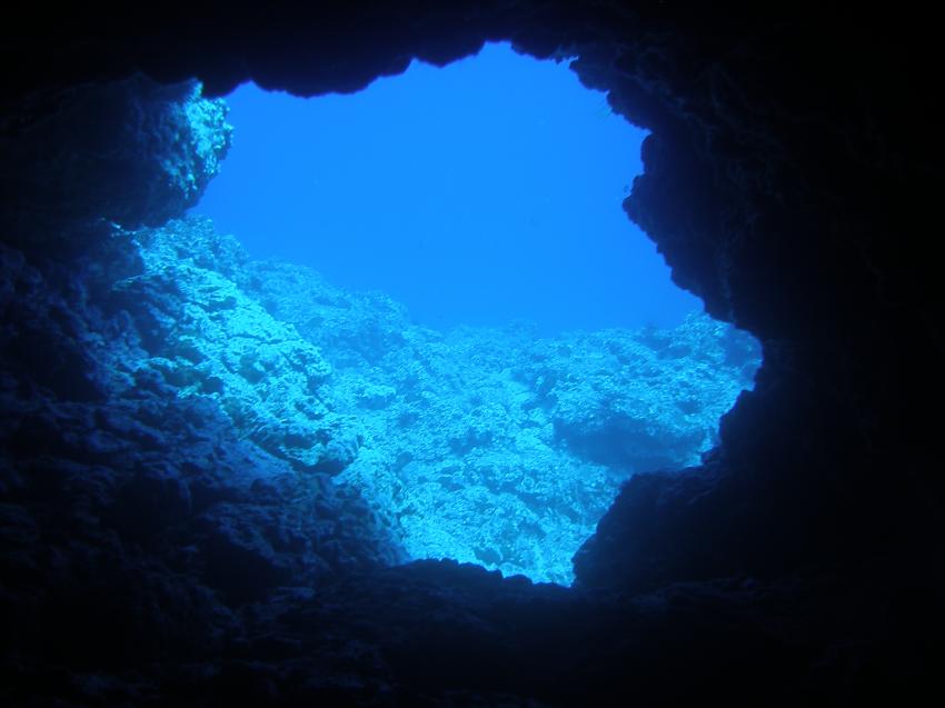 Blick von der Höhle ins Riff