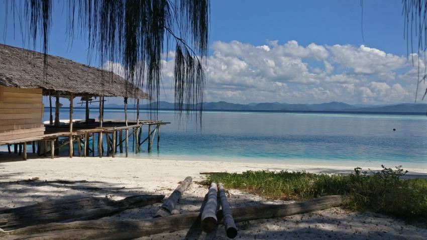 Tauchpause bei den Ausflügen auf einer Insel, Yenkoranu Homestay+Diving, Indonesien, Allgemein