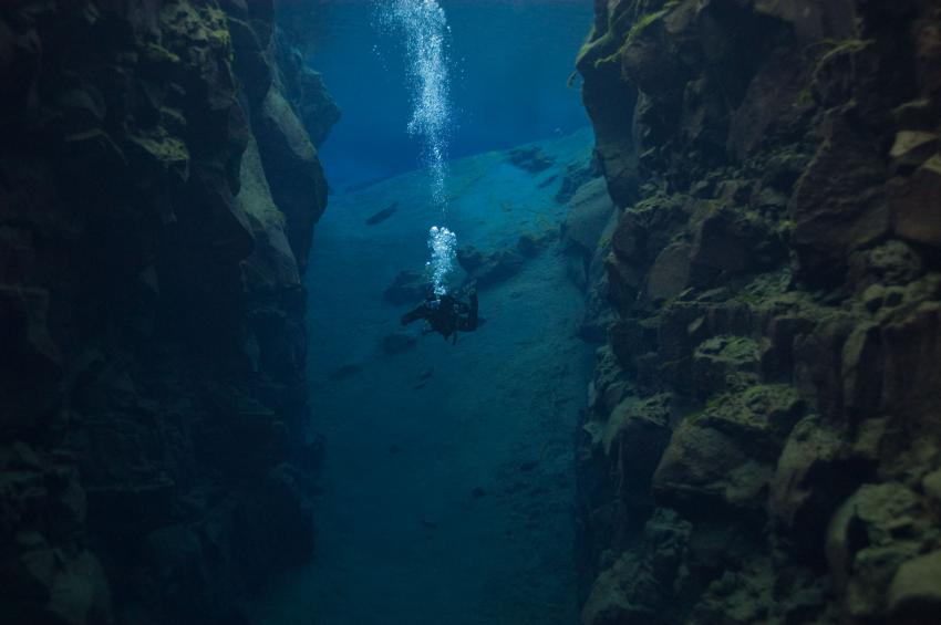 Taucher in Islands Unterwasser-Schlucht