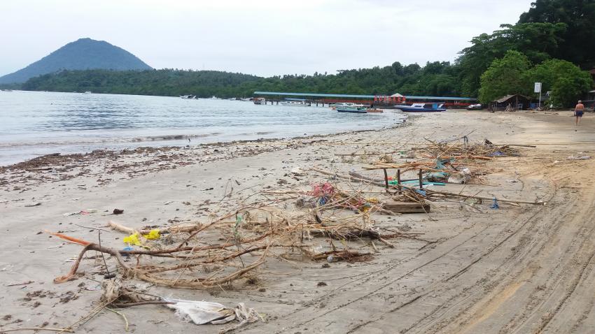 Strandidylle nach Flut, Bastianos Dive Resort Bunaken, Indonesien, Sulawesi