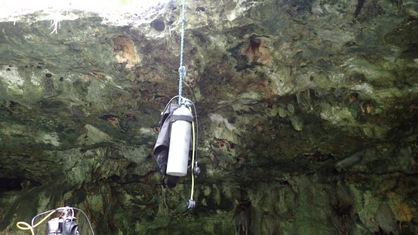 die Ausrüstung muss nicht die steile Treppe runter geschleppt werden., Cenote Dream Gate, Mexiko