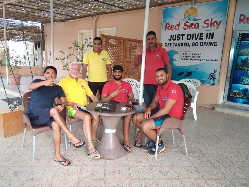 von links: Karim, Andalsen, Achmet, Khaled, Mohamed und Mohamed, Red Sea Sky Diving Center, Ägypten, Hurghada