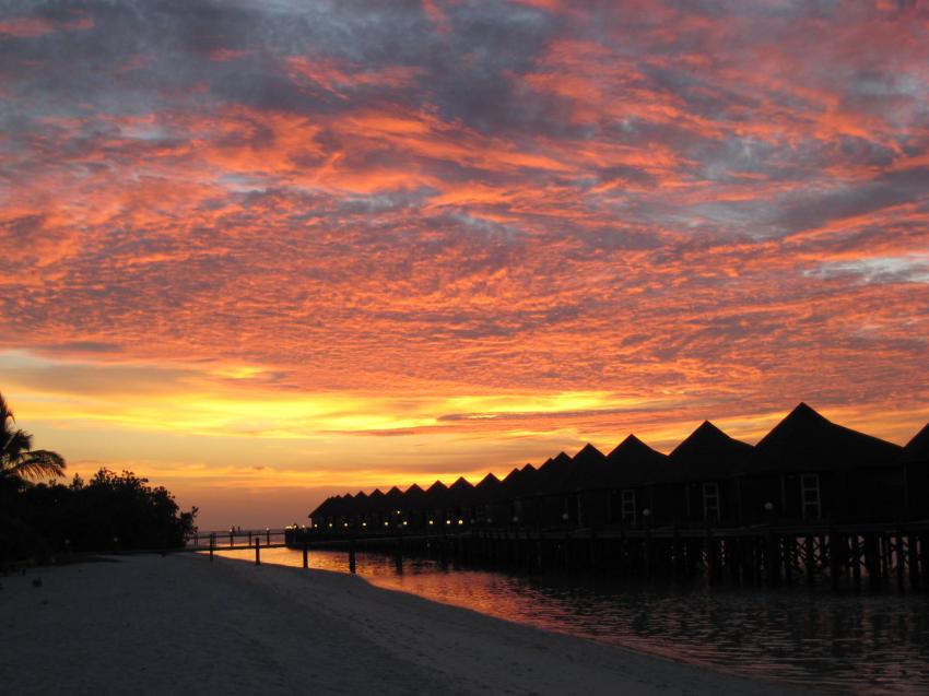 Kuredu - Lhaviyani Atoll, Kuredu,Malediven,Sonnenuntergang am Strand