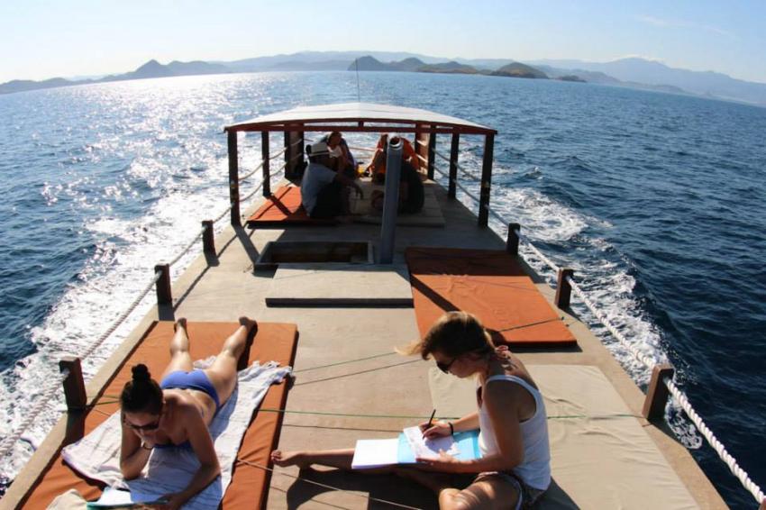 Tagesboot Sonnendeck, Komodo Dive Center day boat, Komodo Dive Center, Labuan Bajo&#8236;, Indonesien, sonnendeck, sonne