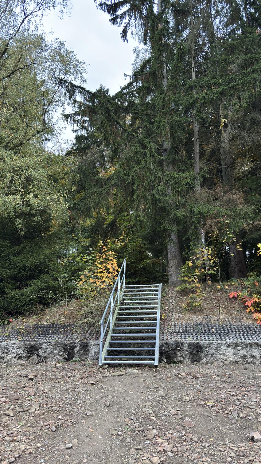 Einstieg bei Niedrigwasser , Sorpesee, Deutschland, Nordrhein-Westfalen