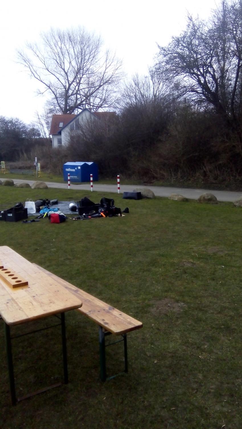 Umziehen bei der Tauchbasis, Tauchparadies Schwedeneck, Schwedeneck, Deutschland, Schleswig-Holstein