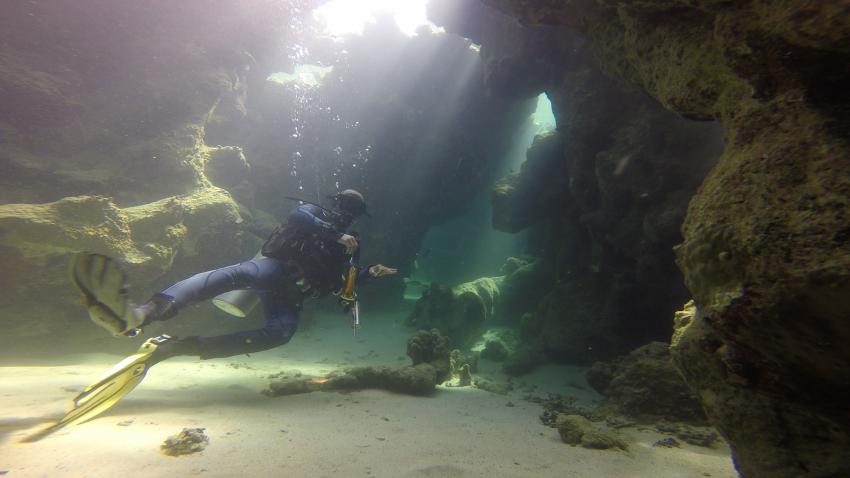 Hassan in der Riffhöhle, Extra Divers - Mövenpick Resort, El Quseir, Ägypten, El Quseir bis Port Ghalib
