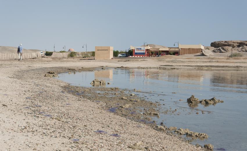 Die Basis und der kurze Fußweg entlang der Bucht vom Hausstrand des Aurora Bay Oriental, Ducks Superior Marsa Alam, Ägypten, Marsa Alam und südlich