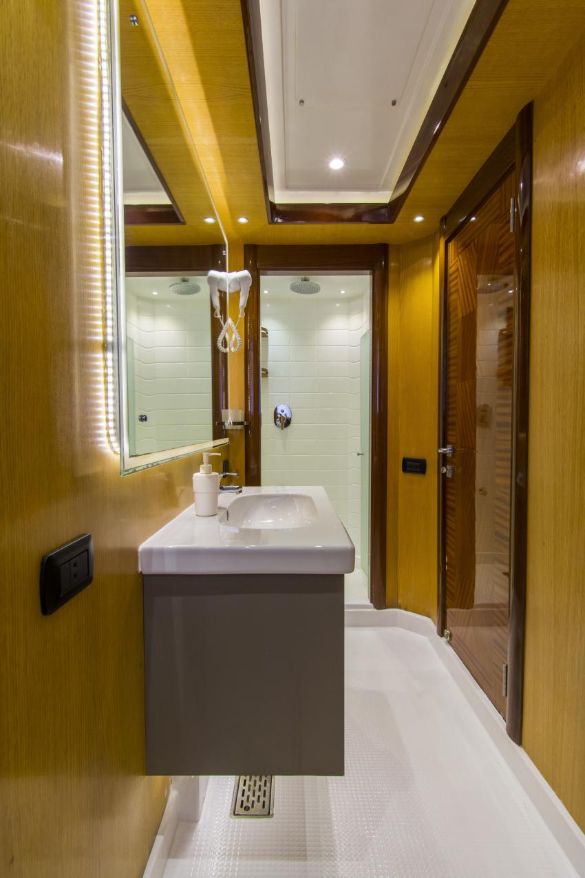 M/Y Golden Dolphin IV_Bathroom main deck, #egypt #ägypten #redsea #rotesmeer #egyptredsea #ägyptenrotesmeer #liveaboard #tauchsafari #tauchboot #tauchschiff #tauchtour #goldendolphinsafari #tauchplatz #goldendolphiniv #goldendolphin4 #outersittingareaupperdeck, M/Y Golden Dolphin IV, Ägypten, Hur