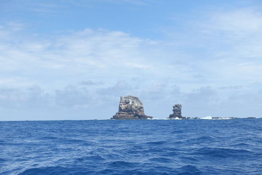 das ist nach dem Einsturz von "Darwin's Arch" übrig geblieben, M/V Galapagos Master, Ecuador, Galapagos