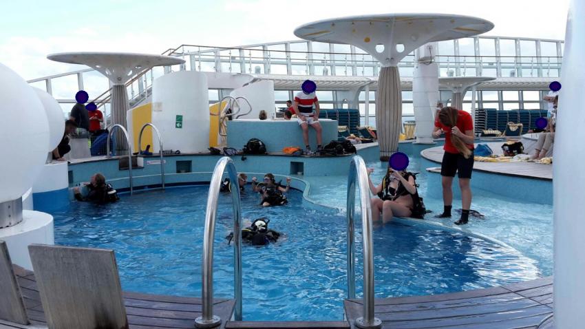 Schnuppertauchen im Aida-Pool, CS AIDAdiva, Italien