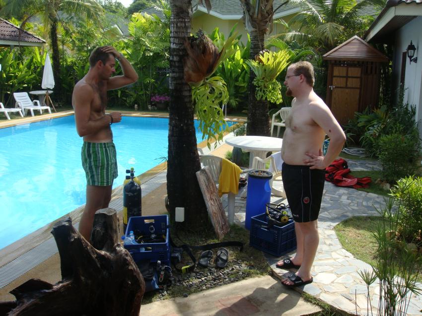 Alexander macht den OWD am Resort-Pool. Danach ab zur Safari