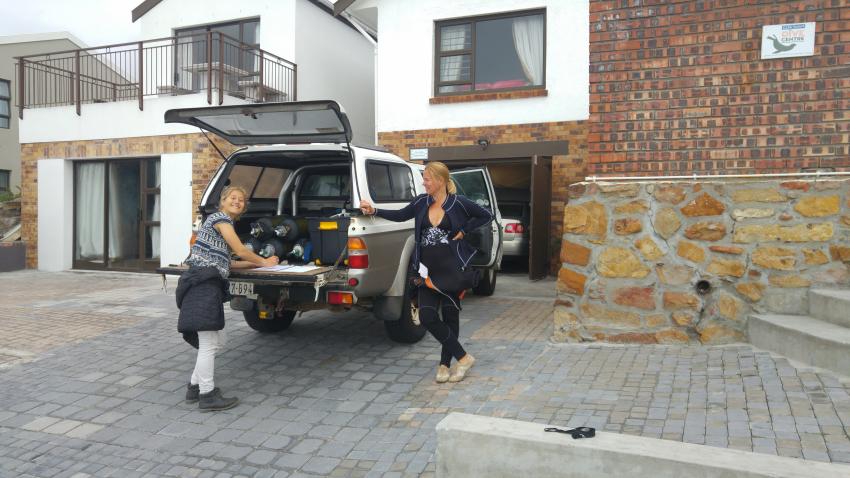 Julia (Guide) und Inga (Taucherin) beim Beladen, Cape Town Dive Centre, Glencairn, Südafrika