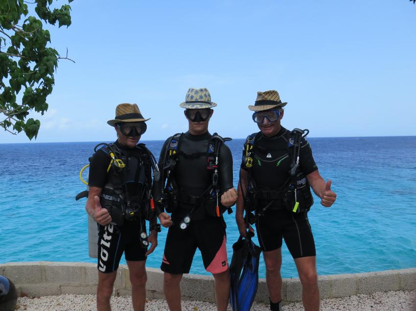 Vorbereitungen für einen Tauchgang am Hausriff, Curacao Divers (Sun Reef Village), Sint Michiel, Niederländische Antillen, Curaçao