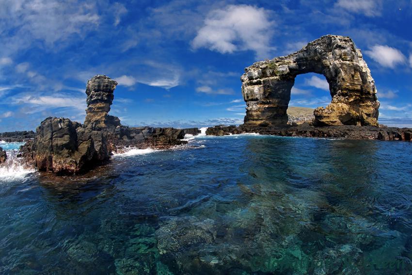 Darwin Arch in Sonnenschein, Galapagos, Ecuador, Tauchsafari, Tauchen, Darwin Arch, Galapagos Shark Diving