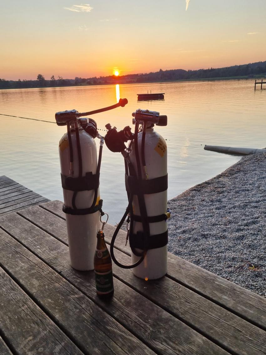 Strandbad Urfahrn - Dekobier mit Sonneuntergang, Chiemsee, Chiemsee, Strandbad Urfahrn - Breitbrunn (Unterwasserpark), Deutschland, Bayern