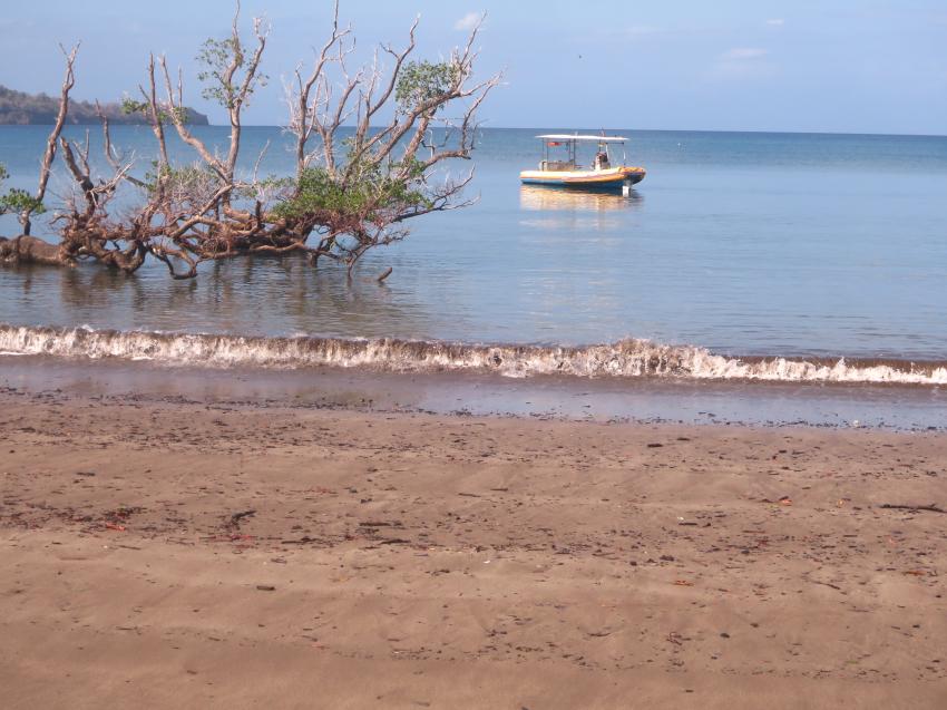 Bei Flut hat man vom Strand zum Boot knappe 10 Meter, Abalone Plongée, Mayotte, Mayotte