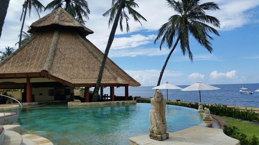 Pool mit Restaurant, Bali Villa Dive Resort, Indonesien, Bali