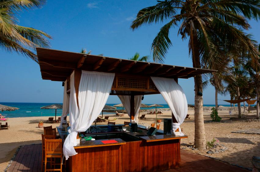 Beachbar, Strandfeeling mit Hängematten und Chilloutarea, Extra Divers, Sifawy Boutique Hotel, Sifah, Oman