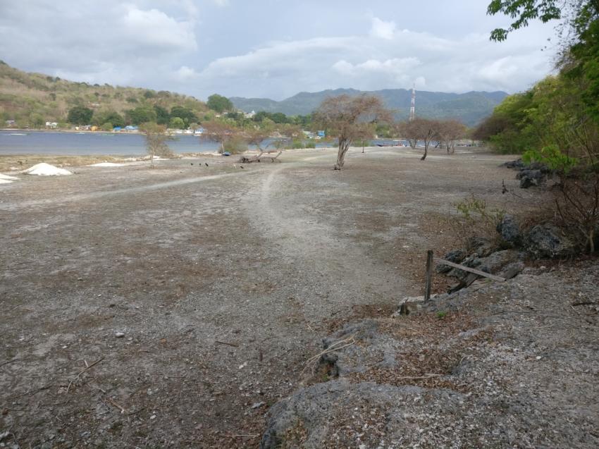 Weg zum Steg für das Boot, La-petite-Kepa, Alor, Indonesien, Allgemein