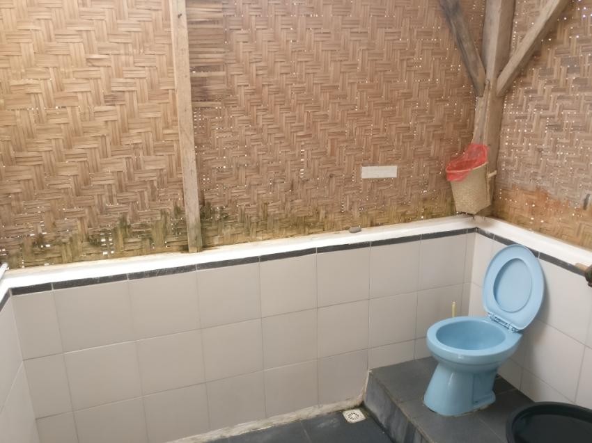  Gemeinschafts Toilette, La-petite-Kepa, Alor, Indonesien, Allgemein
