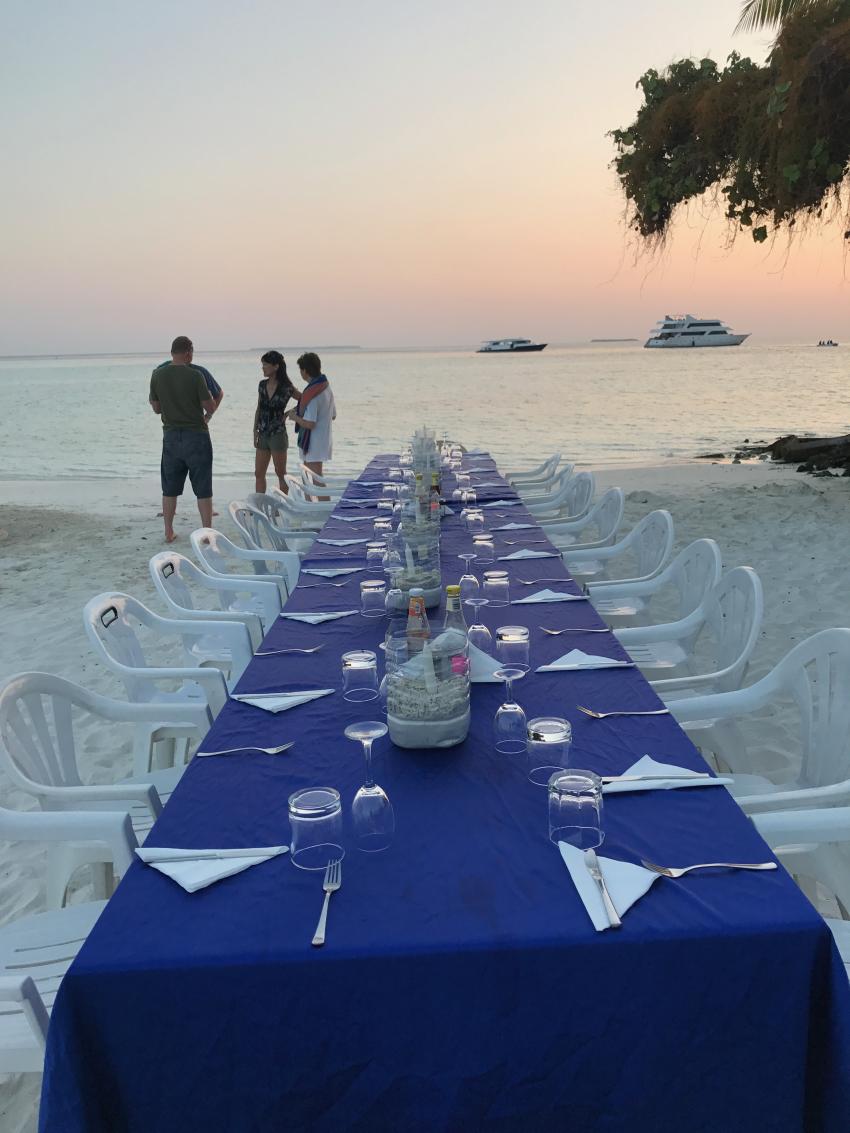 Beach dinner Tafel auf unbewohnter Insel, Emperor Serenity, Malediven