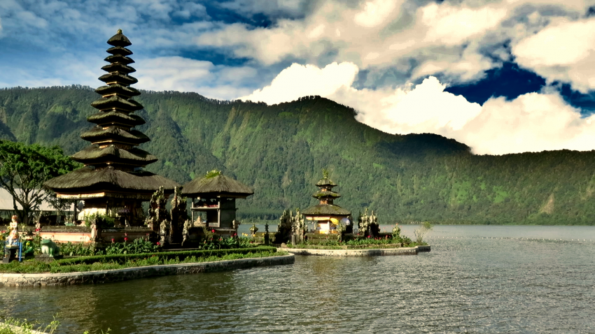 Der Tempel im Vulkansee, Bali Villa Dive Resort, Indonesien, Bali