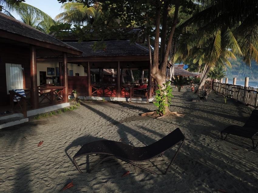 Blick zum Restaurant Bereich, Tompotika Dive Lodge, Indonesien, Sulawesi