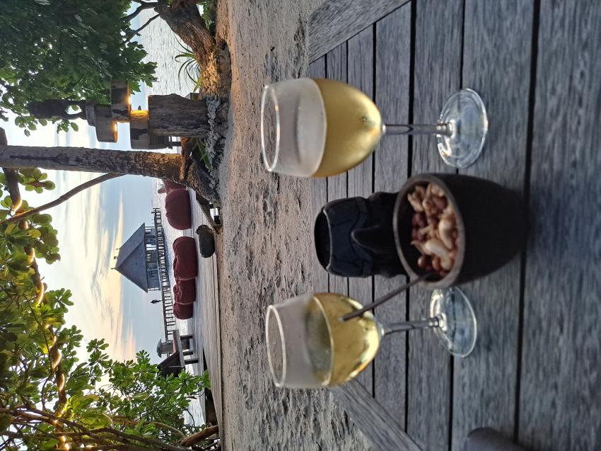 Apero bei der Bar, Raja4Divers, Pulau Pef, Raja Ampat, Indonesien