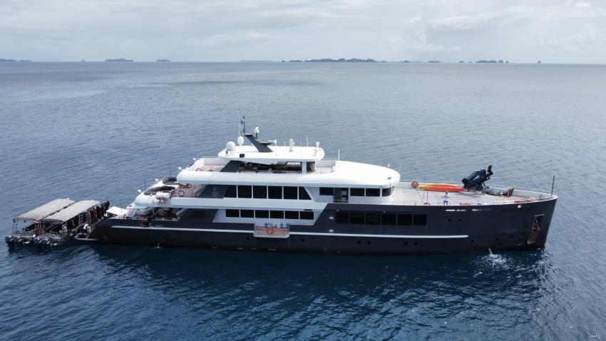 MY Black Pearl, Palau