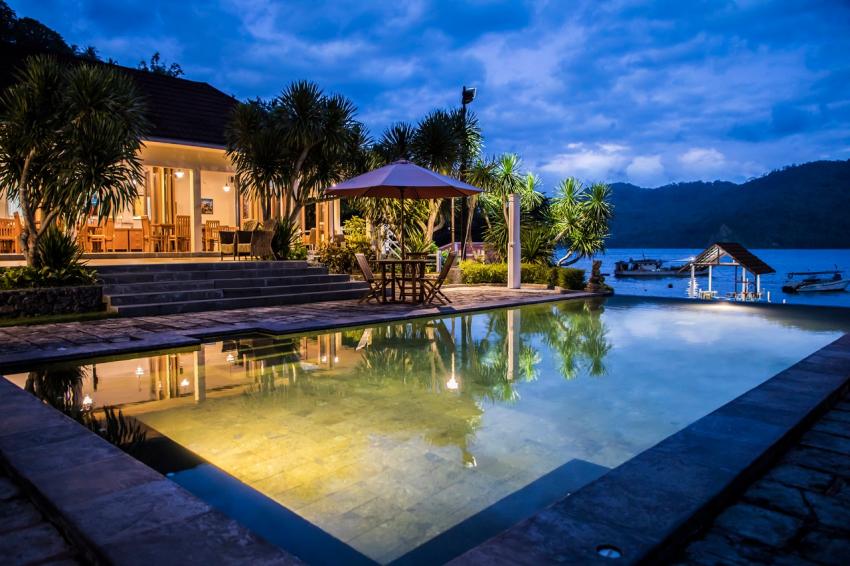 Pool mit Restaurant, Solitude Lembeh Resort, Indonesien, Sulawesi